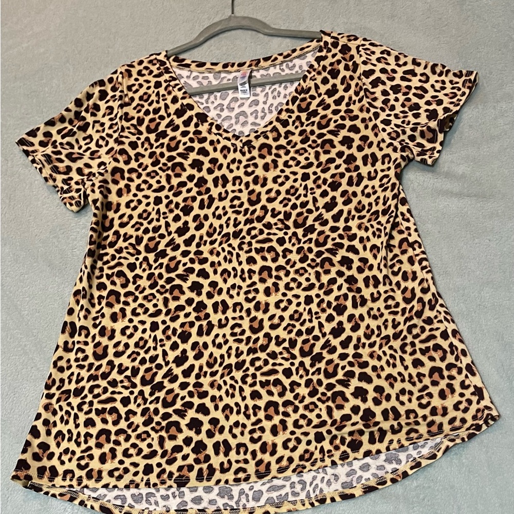 LulaRoe Christy T leopard NWOT Large